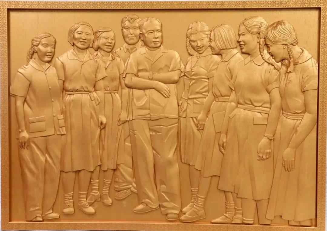 1630309323182753.jpg 木板刻《陳毅副總理來廠視察時(shí)與職工在一起》.jpg